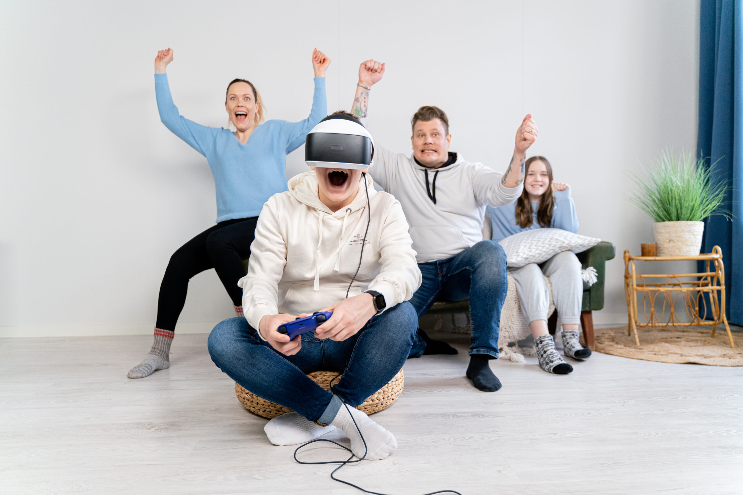 Perhe pelaamassa yhdessä PlayStationilla, Omavoiman konseptikuva