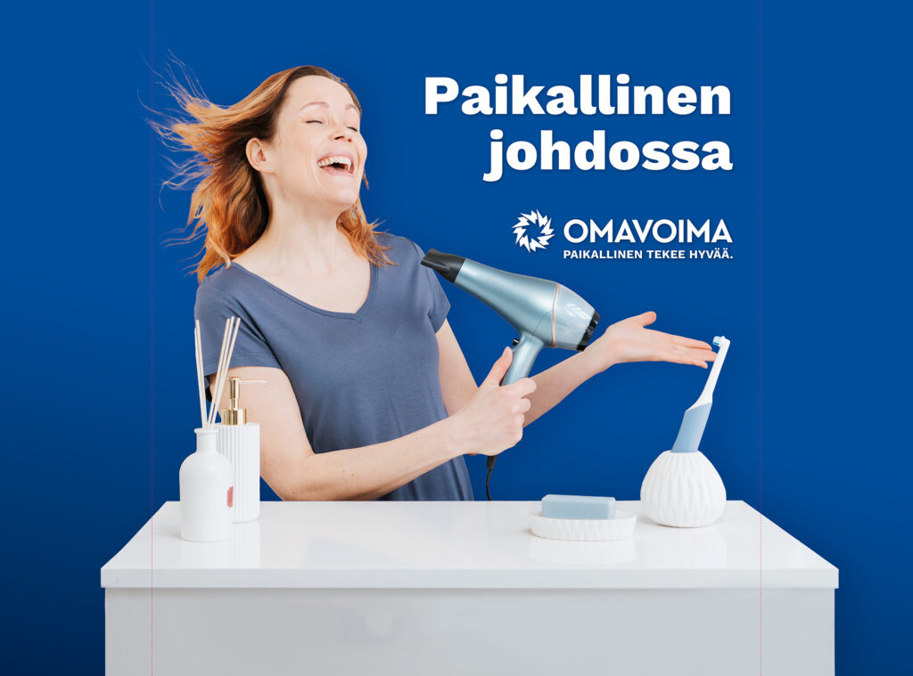 Omavoima - Paikallinen johdossa.
Nainen laulamassa hiustenkuivaajaan.
Sisältökonsepti by Bonde.