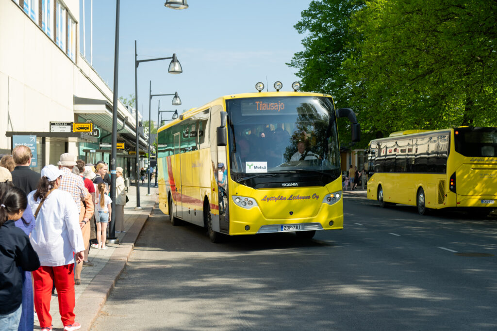 Metsä Fibren tarjoama ilmainen bussikyyti sai aikaan jonon Savilassa.